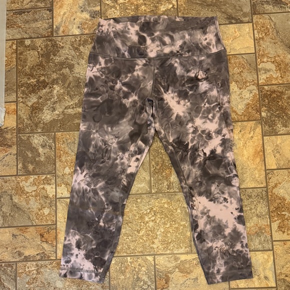 lululemon athletica Tie-Dye Leggings in Gray and Pink. Gently Used Condition. - Picture 4 of 7